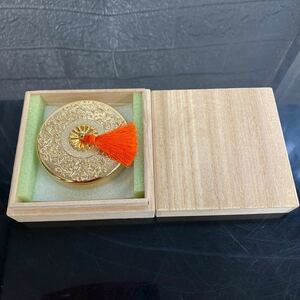 菊紋 朱肉 木箱入り 保管品 朱肉入れ 24KGP 金メッキ/工芸品 印肉ケース 菊紋　アンティーク 未使用