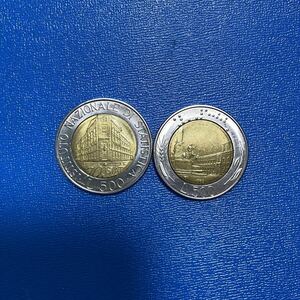 イタリアのコインD 500リラ２枚　　　　1996年記念貨と1982年通常貨　　バイメタルコイン