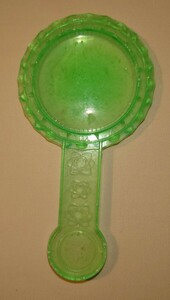 おもちゃの虫眼鏡　プラスチック製　グリーン