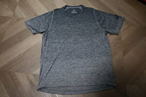 adidas/アディダス　Ｏサイズ　ClimaLite（ポリエステル素材）　グレー　半袖　左肩にロゴマークのあるシャツ　送料：250円