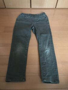 【送料無料】【名前記載あり】ユニクロ　キッズ　ボトムス　パンツ　サイズs 中古　緑系　UNIQLO 穴あり