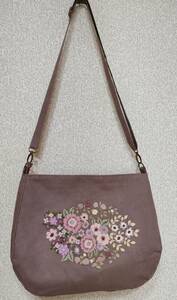 ハンドメイド♪お花の手刺繍♪リネン♪ファスナー開閉♪ショルダーバッグ♪