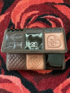 シャネル ♪chanel アイコンいっぱい二つ折りコンパクトウォレット