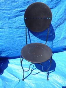 ■f7224I ブランド不明 スペイン製 椅子 チェアー 青 鉄 中古