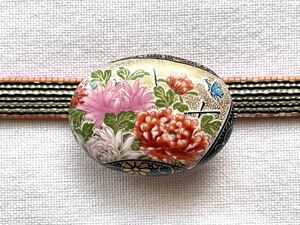 NO.922 帯留め 九谷焼 菊 花模様 リメイク品(帯留 帯飾り 和装小物)ハンドメイド品