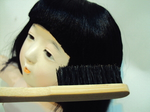 市松人形，等　髪の毛のお手入れ用ブラシ　送料無料　雛人形　市松人形　松菊　雛道具