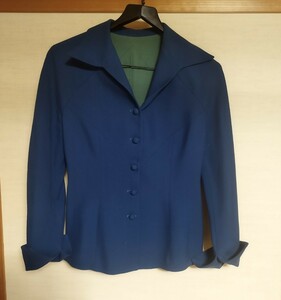 シビラ　くすみブルー　ウール　ジャケット　女性らしいデザイン　クルミボタン　