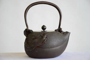 亀文堂 鉄瓶 天牛文 カミキリムシ 堤手銅 銅蓋 2.3kg 茶道具 湯沸かし 古美術