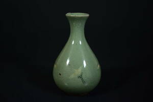 【和】(8139)　　時代古作　高麗　李朝　白黒象嵌青磁花生　花瓶