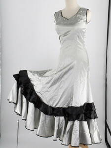 『送料無料』【美品 フラメンコ衣装】光沢シルバーグレー×ブラック ドレス 胸パット付き 大きく広がる裾 Flamenco タンゴ