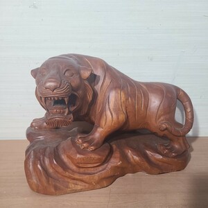 現状品 虎 寅 トラ 木製 彫刻 置物 オブジェ アンティーク 木彫り 十二支木彫 立派な虎の置物 レトロ インテリア 木彫 木製 オブジェ 開運 