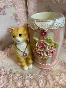 ☆姫系小物猫のペン立て可愛い猫とピンクローズのペンスタンドねこの置物型ペンスタンド猫の置物型ペンスタンドねこのメイクブラシ入れ