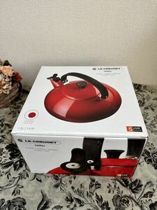 新品未使用#やかん#IH対応#ル・クルーゼ#Le Creuset#レッド#人気色赤#ヤカン#1.5#ハンドル手コンパクト#フランス#おしゃれ#パ一ティ一