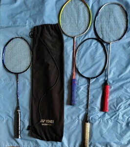 【バドミントンラケット】４本(YONEX3本＋他1)＋YONEXロゴ入り布製黒色ケース1袋●ヨネックス他