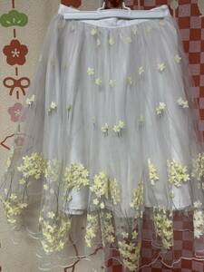ノエラ パネルエンブロイダリーチュールスカート ホワイト 刺繍 花柄 黄色