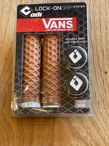 ODI グリップ VANS「バンズ」 Lock-on　 GUM W/ CHECKER CLAMPS　ライトブラウン/エンドホワイト