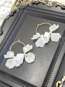 ★ハンドメイド ピアス　A８５６　※金具は変更出来ません。ピアスのみです※　チェコ　花びら　オーロラ　フープ　リング★