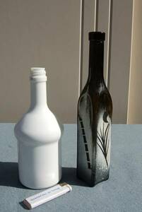 2本　ガラス空瓶　乳白：丸　黒（渋草色）：四角