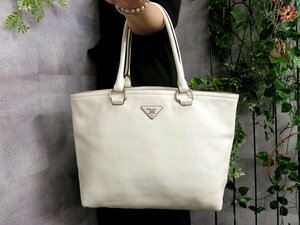 ●超美品●PRADA プラダ●三角ロゴプレート●カーフ レザー 本革●トート バッグ●オフホワイト●SV金具●肩掛け●A4 書類 かばん●Js46004