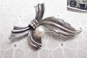 L627　ヴィンテージ　ブローチ　ミキモト　シルバーパール　リボンデザイン　本真珠　7mm玉　MIKIMOTO　Japanese　Vintage　pearl　brooch