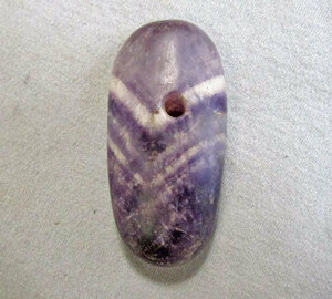 縄文期　透明感ある紫と白色水晶の文様が見られる　紫水晶大型大珠　②　検　須恵器翡翠勾玉古墳