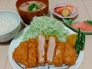 本物そっくり！！実物大.*【食品サンプル】ロースとんかつ定食★ご飯★豚汁★ポテトサラダ★煮付け★刺身付