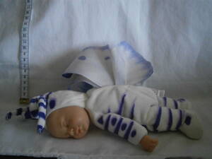 Anne Geddes（アン・ゲデス）　紫×白のちょうちょの着ぐるみを着た赤ちゃん