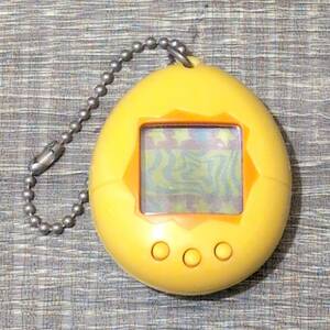 【玩具】 たまごっち 1996年 バンダイ BANDAI 黄色 イエロー バーチャルペット 電子 レア 大人気 携帯ゲーム レトロ 平成