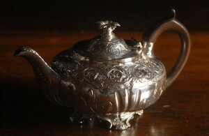 １８３５年　純銀製、ジョージアンの小さなティーポット（h53）【送料無料】