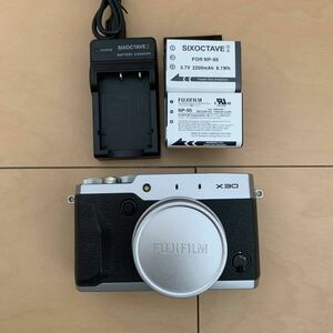 h001）FUJIFILM X30 Silver Compact Digital Camera シルバー コンパクトデジタルカメラ 富士フィルム 通電確認済 予備バッテリー 充電器