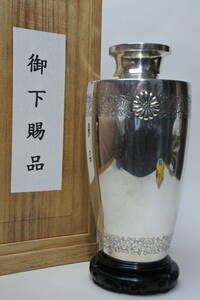 日本皇室御下賜品　東伏見宮家御下賜唐草文純銀花瓶　　極珍品