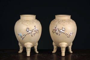 中国宜興　花器　花瓶　白泥　漢詩花鳥図彫　一対　H高さ20.5cm 二つ落款　三つ足壺　宜興紫砂　２個組