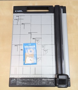 (替刃付)CARL ディスクカッター (DC-200N) A4タテ対応 ペーパーカッター 裁断幅310mm/裁断能力10枚程度