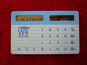 ソーラー電卓　シチズン製　W４　昭和59年頃発売され、当時は斬新でよく売れました。動作確認済み　未使用品　透明カバー付き