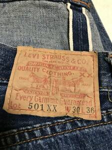 ■　1998年10月　米国　USA　ヴァレンシア工場製　LEVIS　501XX　赤耳　紙パッチ　BIG-E　良い色落ち　ボタン裏555刻印　隠しリベット 中古