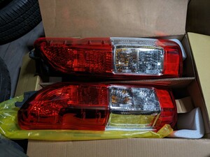 ハイエース後期　純正テールランプ新車外し　売り切り！