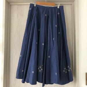 (k) Haat ISSEY MIYAKE イッセイミヤケ フラワー刺繍 スカート サイズ2 青 ブルー インド綿 コットン