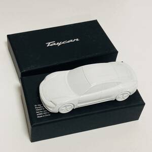 ポルシェ　タイカン　ペーパーウエイト　PORSHE Taycan ホワイト　メタルカー　ノベルティ　リミテッドエディション