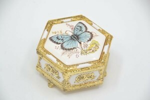 (1S 0503Y31)１円～ 未使用品 六角型 アンティーク オルゴール 小物入れ 金飾 蝶 MUSIC BOX COMPANY YOUNGER THAN SPRINGTIME 動作確認済