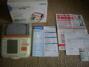 OMRON デジタル自動血圧計 HEM-7071 上腕式 家庭用大型画面血圧計 きれいですが途中で止まり液晶消えるそうなのでジャンク扱いで格安即決