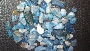 マダガスカル産のブルーアパタイト小原石です。　ダンブル研磨された感じのもの