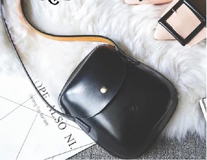 (085) ショルダーバッグ 箱型 バッグ 鞄 カバン ポーチ レディース 携帯 財布など収納 (ブラック)