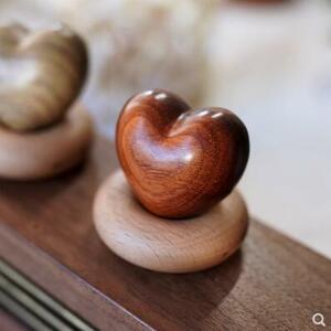 新品　小物　手作り　木製　小物入れ　彫刻　　飾り物　「心形」　木彫　紫檀　１粒　