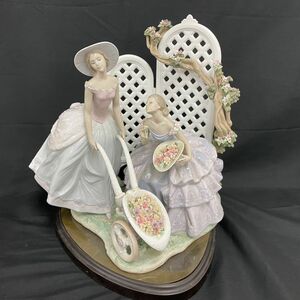 P021-H27-584 LLADRO リヤドロ 「ロマンチック・ガーデン」No,1880 500/326 美術品 インテリア 約46cm×36cm