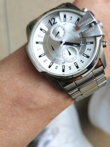 ディーゼルの腕時計といえばコレ!超人気ど定番のシルバーフェイス