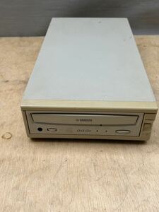 YAMAHA CRW8424SX SCSI 内蔵CD-RWドライブ通電トレー開閉のみ確認済 動作未確認 ジャンク 部品取リ