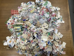 日本切手　外国切手　切手おまとめ　使用済　消印あり　約2.8kg　大量おまとめ　記念切手　コレクション
