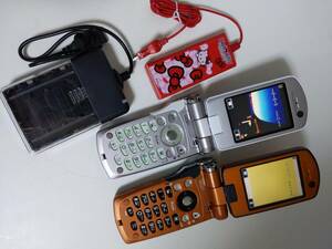 NTTドコモ FOMA P900iV ガラケー 携帯電話 FF ファイルファンタジー起動 簡易確認のみ + おまけ部品取1台と乾電池充電器 ジャンク送料無料