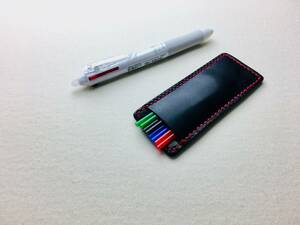 【手縫】黒色フリクションボールペン替え芯本革ケース（赤麻糸）