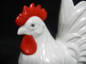 有田焼　一陶窯　干支の置物　白磁　ニワトリ　鶏　にわとり　寿光堂作　一陶のロゴ印あり　サイズ　高さ11.3cm　横幅11.5cm